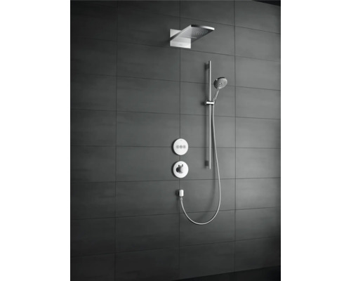 Système de douche avec douche de tête, douchette à main et éléments de commande sur un mur carrelé