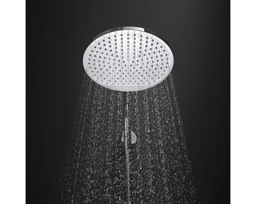 Regendusche mit Wasserstrahl