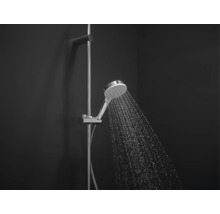 Duscharmatur mit Handbrause und Duschstange im Badezimmer
