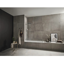 Salle de bains avec baignoire, douche, serviettes et décoration sur une table