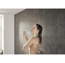 Frau unter der Dusche mit Handbrause