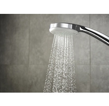 Handbrause mit Wasserstrahl im Badezimmer