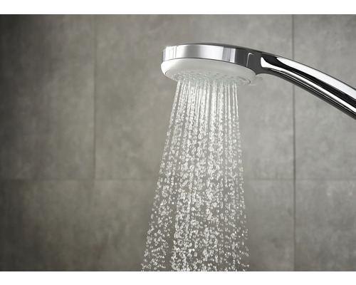 Handbrause mit Wasserstrahl im Badezimmer