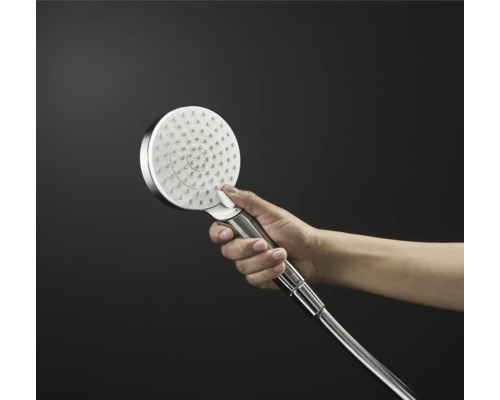 Hand die einen runden Duschkopf mit Schlauch hält