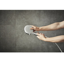 Eine Handbrause wird in der Hand gehalten.