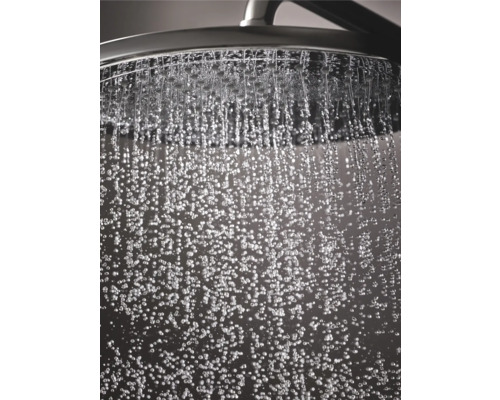 Regendusche mit fallenden Wassertropfen