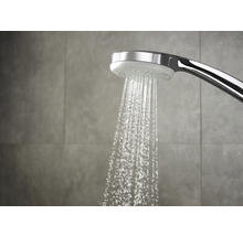 Handbrause mit Wasserstrahl im Badezimmer