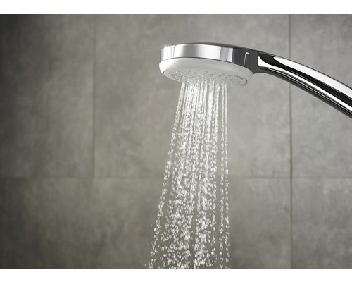 Handbrause mit Wasserstrahl im Badezimmer
