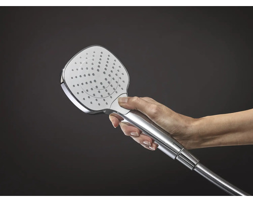 Handbrause mit Brauseschlauch in der Hand