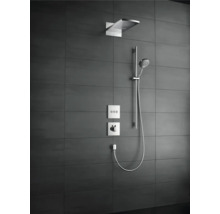 Duschsystem mit Kopfbrause, Handbrause und Thermostatarmatur an dunkler Wand