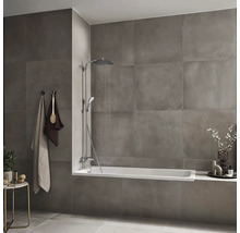 Salle de bains moderne avec baignoire, robinet de douche et carreaux gris.