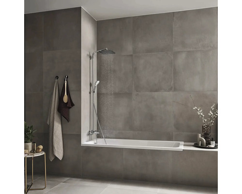 Modernes Badezimmer mit Badewanne, Duscharmatur und grauen Fliesen.