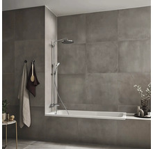 Modernes Badezimmer mit Badewanne, Duscharmatur und grauen Fliesen
