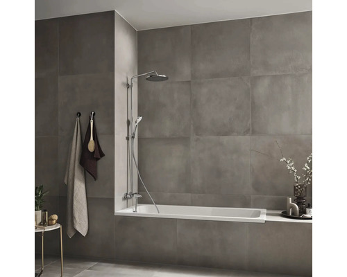 Salle de bain moderne avec baignoire, robinet de douche et carreaux gris