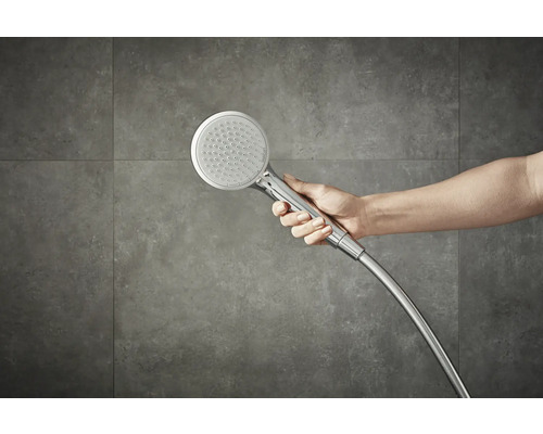 Hand hält eine Handbrause
