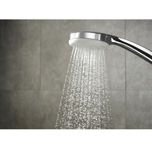 Handbrause mit fließendem Wasser