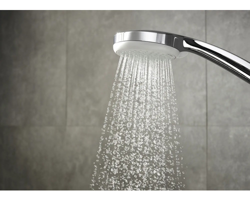 Handbrause mit fließendem Wasser