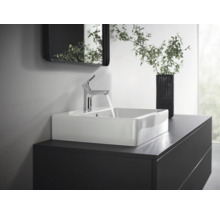 Modernes Badezimmer mit Waschbecken, Armatur, Unterschrank und Spiegel