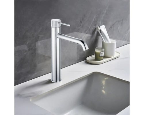 Hoher Waschtischmischer aus Metall an einem Waschbecken