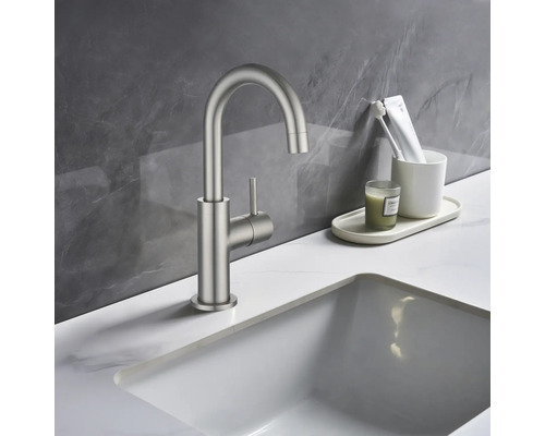 Waschtischarmatur aus Metall auf einem Waschtisch im Badezimmer.