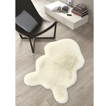 Peau de mouton décorative sur un plancher en bois à côté d''une chaise et d''une table.