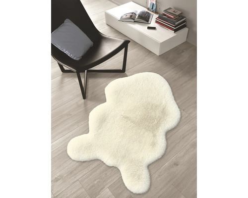 Peau de mouton décorative sur un plancher en bois à côté d''une chaise et d''une table.