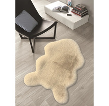 Tapis décoratif imitation peau de mouton à côté d''une chaise et d''une table