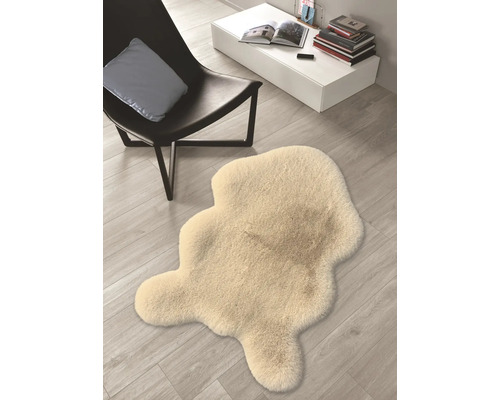 Tapis décoratif imitation peau de mouton à côté d''une chaise et d''une table