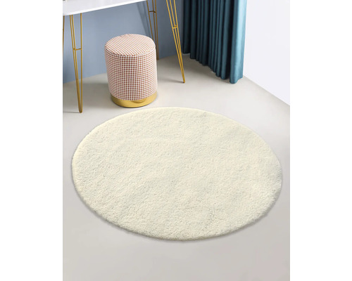 Tapis rond et clair dans une pièce avec tabouret et table