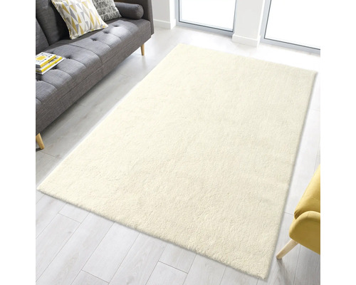 Rechteckiger Teppich im Wohnzimmer mit Sofa und Sessel