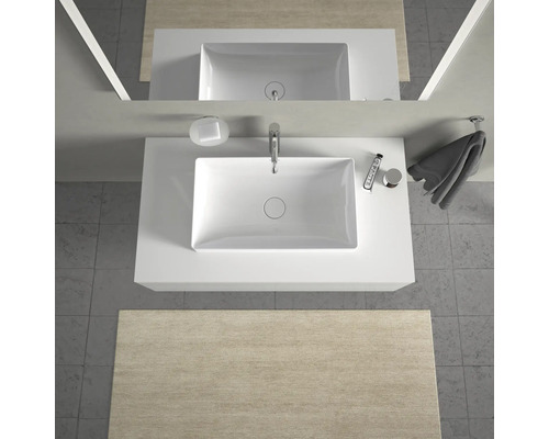 Vue de dessus d''une salle de bains avec lavabo, robinet, savon et serviette