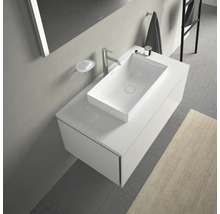 Modernes Badezimmerwaschbecken mit Unterschrank, Armatur und Seifenschale.