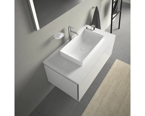 Lavabo de salle de bains moderne avec meuble sous-lavabo, robinet et porte-savon.