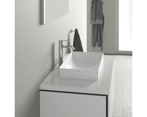 Salle de bains moderne avec lavabo à poser, robinet et serviette