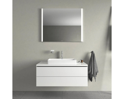 Salle de bains avec lavabo, meuble sous-lavabo et miroir éclairé