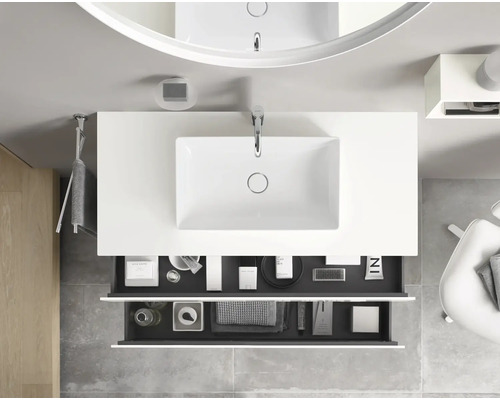 Vue de dessus d''une salle de bains avec lavabo, meuble-lavabo, miroir et tiroirs ouverts.