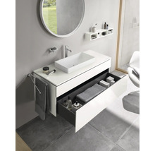 Modernes Badezimmer mit Waschbecken, Spiegel, Schublade und Handtuchhalter