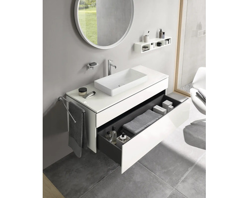 Salle de bains moderne avec lavabo, miroir, tiroir et porte-serviettes