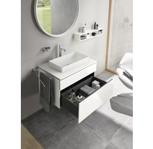 Modernes Badezimmer mit Waschbecken, Spiegel, Regal und offenem Schubladenelement.