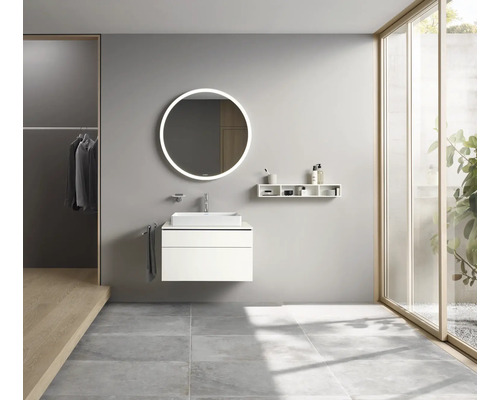 Salle de bains moderne avec lavabo, miroir avec éclairage et étagères.
