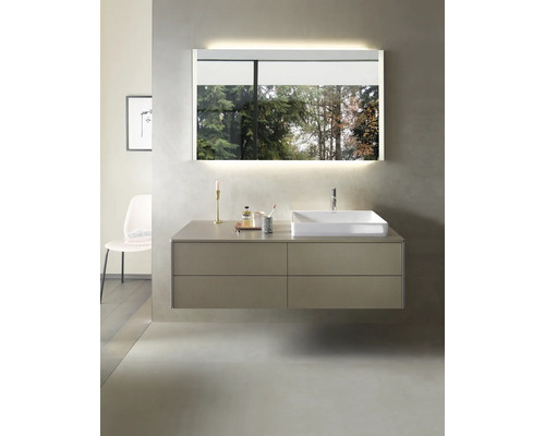 Salle de bains moderne avec miroir lumineux, meuble sous-lavabo et lavabo à poser