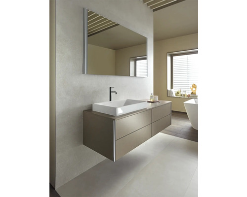 Salle de bain moderne avec lavabo, meuble sous-lavabo et miroir