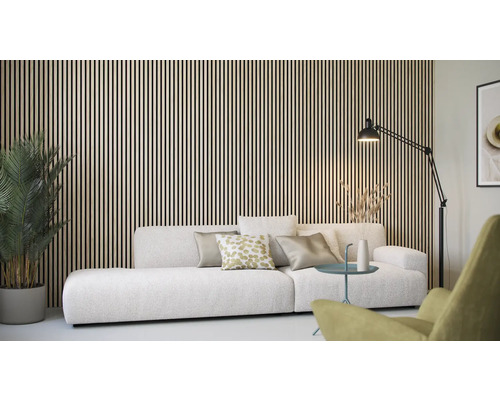 Wohnzimmer mit Holzpaneelwand, Sofa, Stehlampe und Zimmerpflanze.