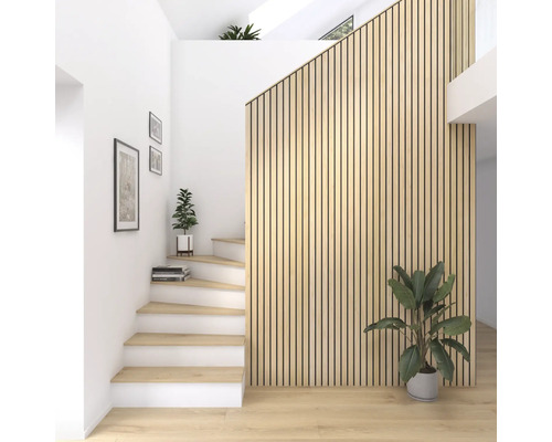 Pièce lumineuse avec escalier, mur en lamelles de bois et plantes d''intérieur pour une ambiance d''habitation moderne.