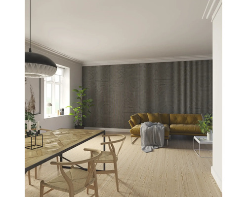 Salon avec panneaux muraux en bois, table à manger, chaises et canapé jaune