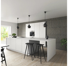 Cuisine moderne avec îlot de cuisson, tabourets de bar et suspensions pour une ambiance claire et spacieuse.