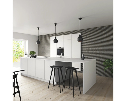 Cuisine moderne avec îlot de cuisson, tabourets de bar et suspensions pour une ambiance claire et spacieuse.