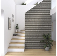 Pièce lumineuse avec escalier, lambris en bois au mur et plantes d''intérieur.