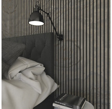 Lit avec panneaux muraux et lampe