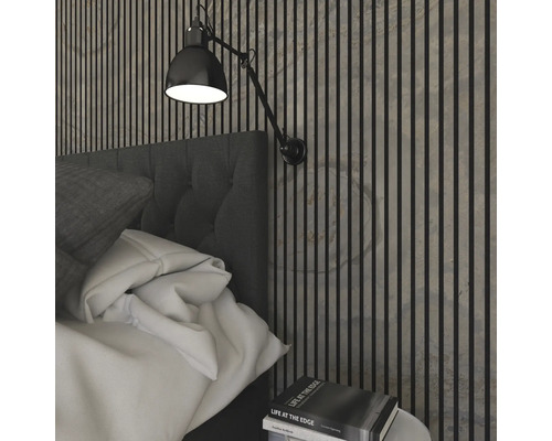 Lit avec panneaux muraux et lampe